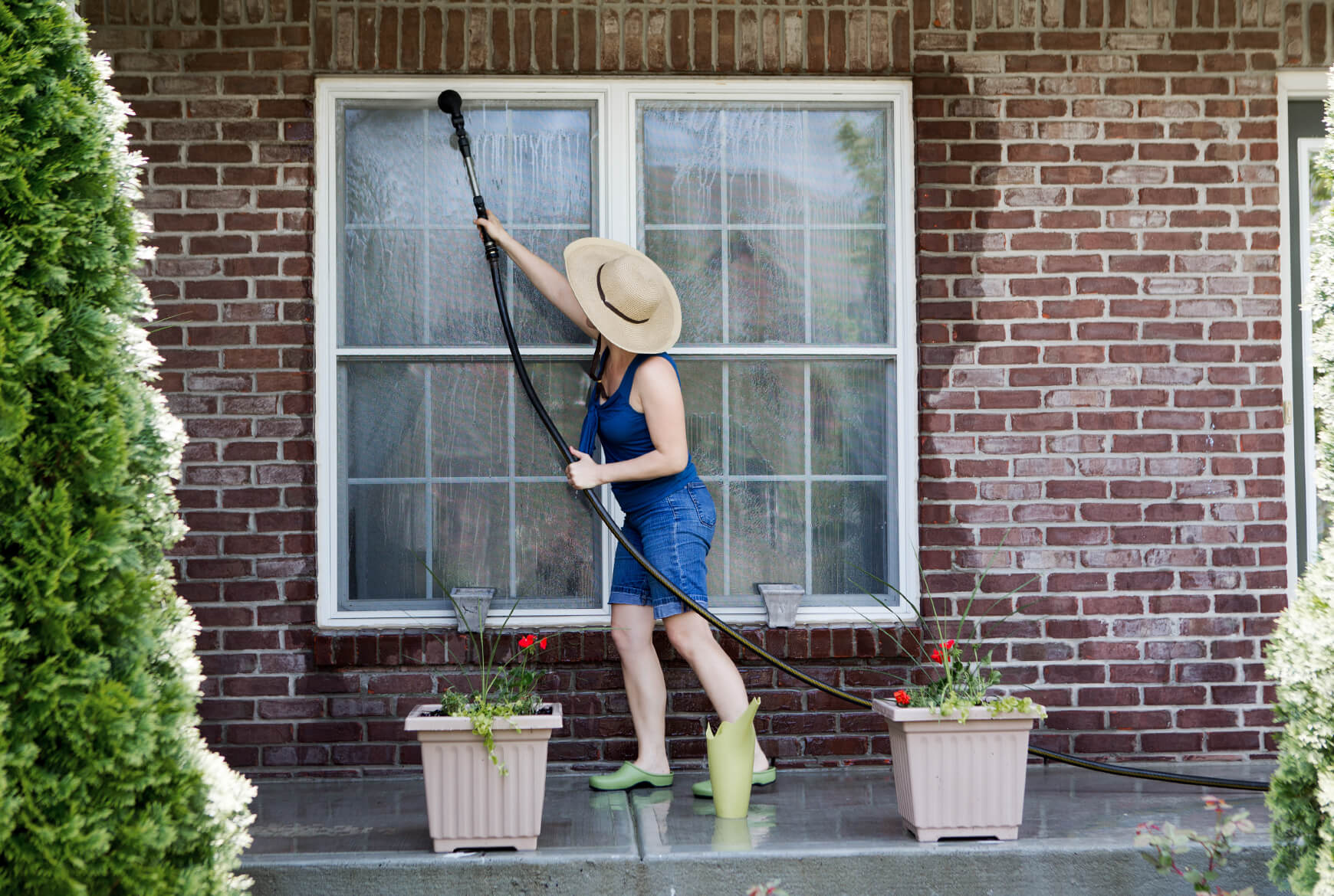 Femme qui lave une fenêtre