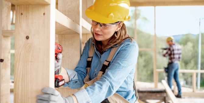 Une femme travaille sur un chantier de construction